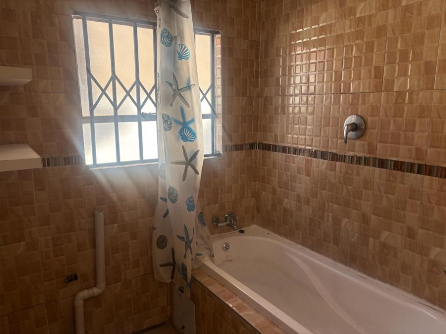 To Let 3 Bedroom Property for Rent in Fleurhof Gauteng