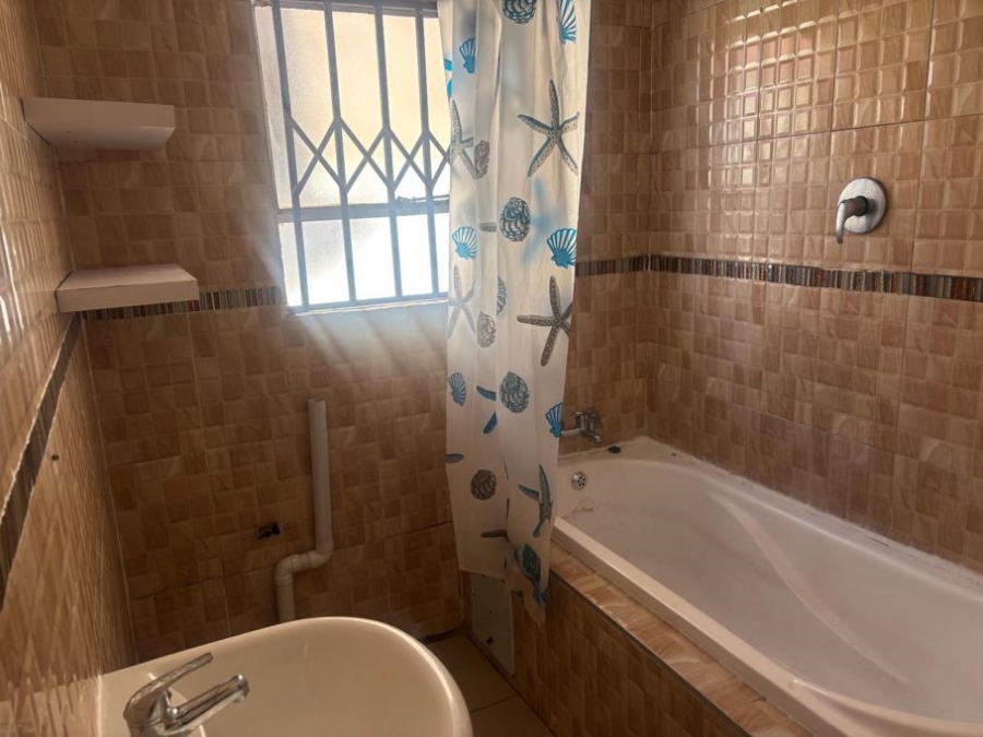 To Let 3 Bedroom Property for Rent in Fleurhof Gauteng