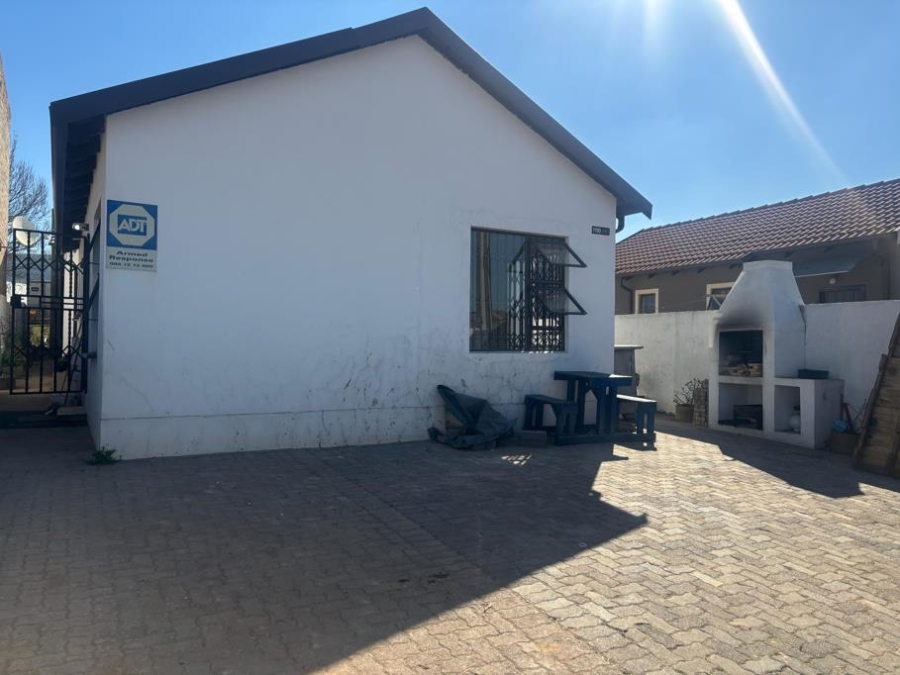 To Let 3 Bedroom Property for Rent in Fleurhof Gauteng