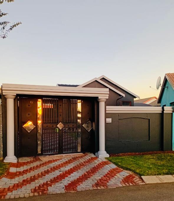 To Let 3 Bedroom Property for Rent in Fleurhof Gauteng