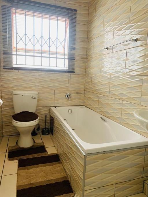 To Let 3 Bedroom Property for Rent in Fleurhof Gauteng
