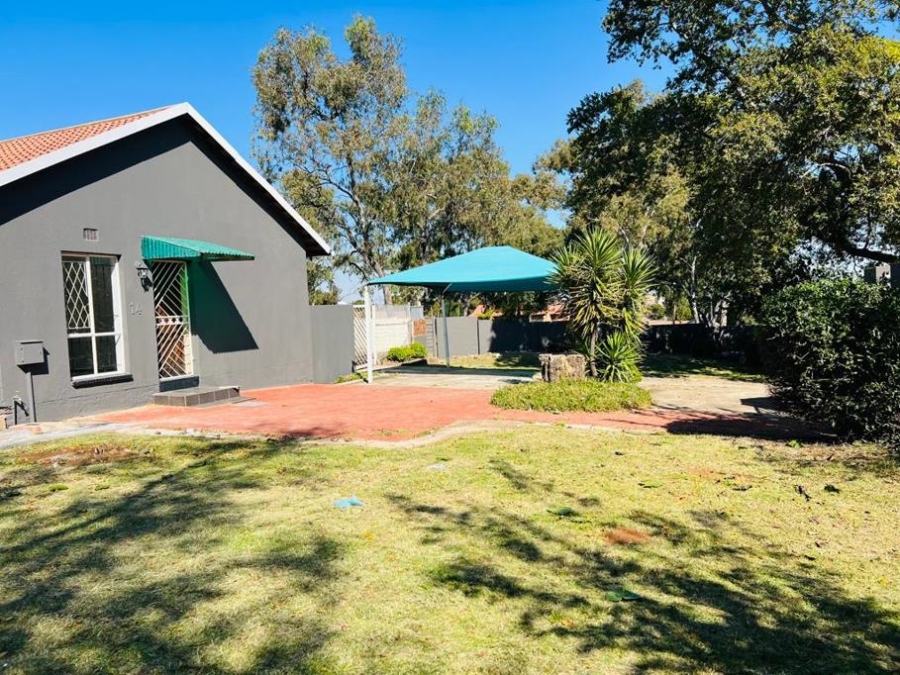 To Let 3 Bedroom Property for Rent in Fleurhof Gauteng
