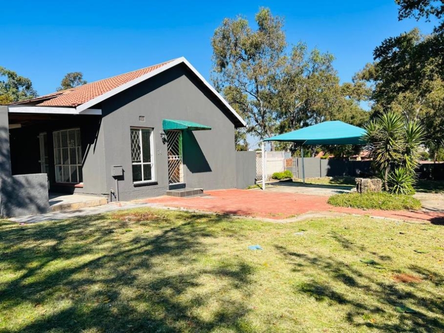 To Let 3 Bedroom Property for Rent in Fleurhof Gauteng