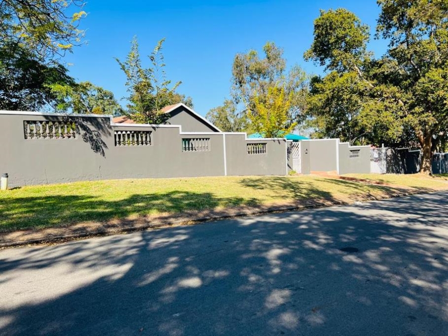To Let 3 Bedroom Property for Rent in Fleurhof Gauteng