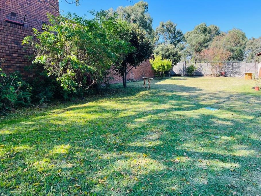To Let 3 Bedroom Property for Rent in Fleurhof Gauteng
