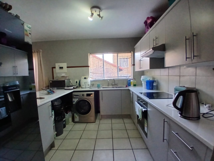 3 Bedroom Property for Sale in Die Hoewes Gauteng