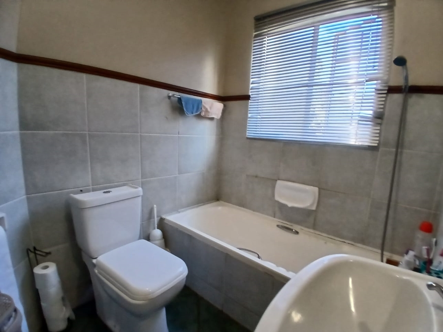 3 Bedroom Property for Sale in Die Hoewes Gauteng