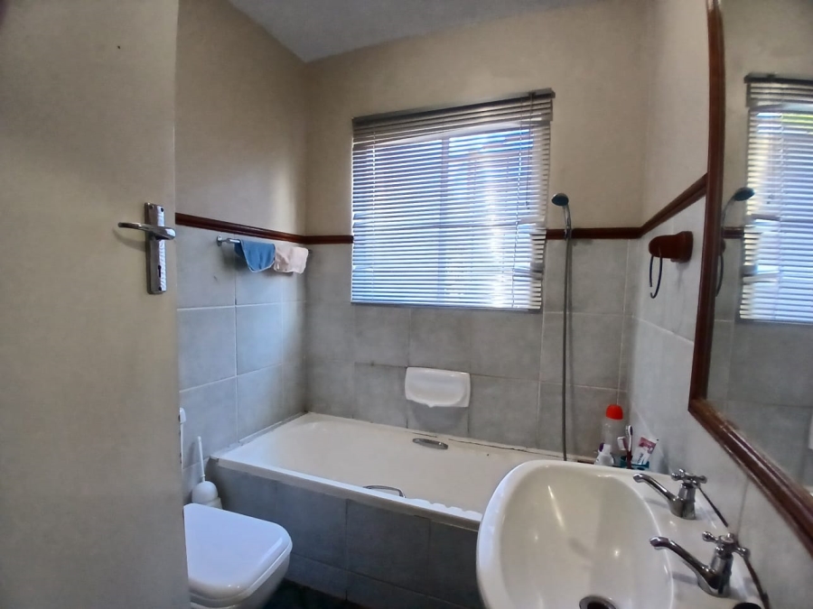 3 Bedroom Property for Sale in Die Hoewes Gauteng