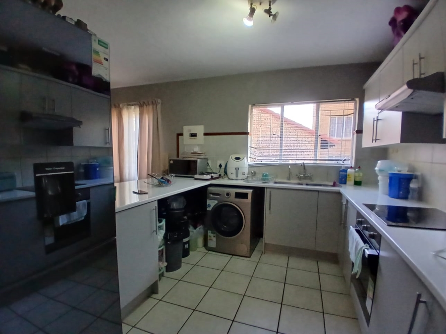 3 Bedroom Property for Sale in Die Hoewes Gauteng