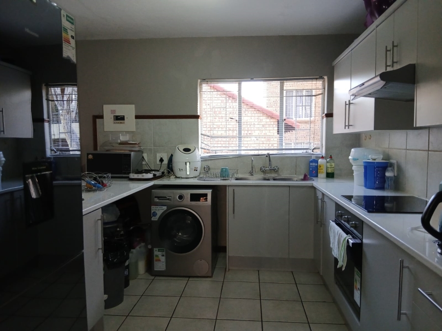 3 Bedroom Property for Sale in Die Hoewes Gauteng