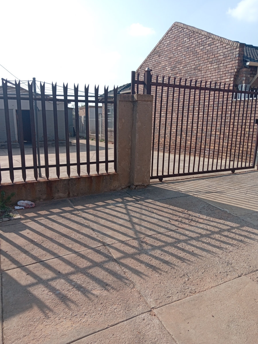 Room for rent in Mabopane Gauteng. Listed by PropertyCentral