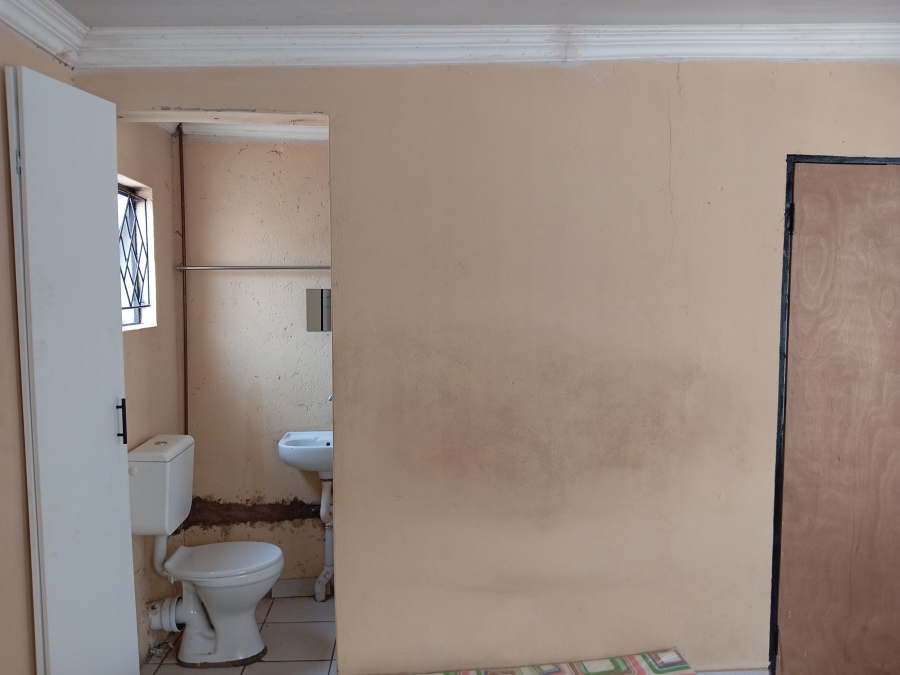 Room for rent in Mabopane Gauteng. Listed by PropertyCentral