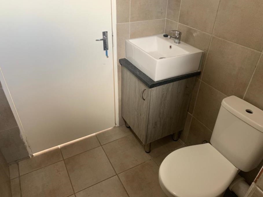 To Let 2 Bedroom Property for Rent in Fleurhof Gauteng