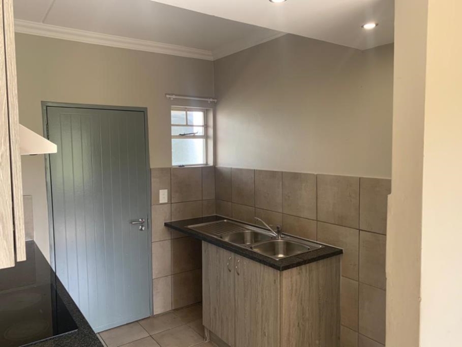 To Let 2 Bedroom Property for Rent in Fleurhof Gauteng
