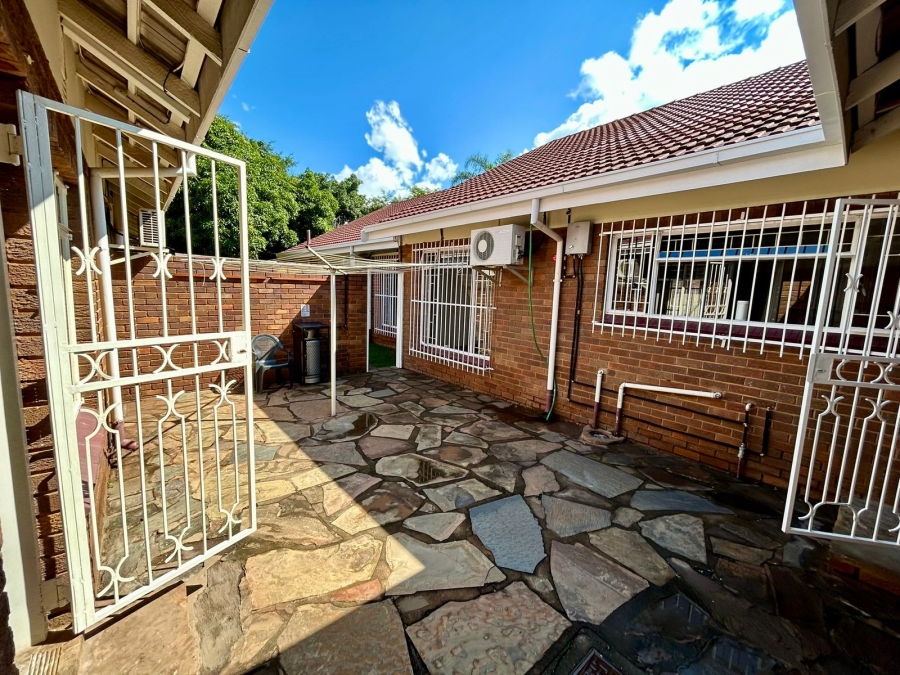 6 Bedroom Property for Sale in Florauna Gauteng