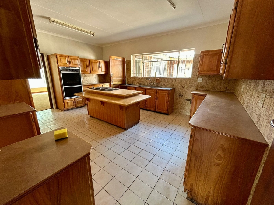 6 Bedroom Property for Sale in Florauna Gauteng