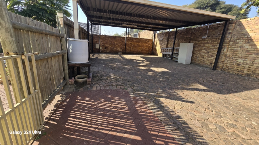 6 Bedroom Property for Sale in Freeway Park Gauteng