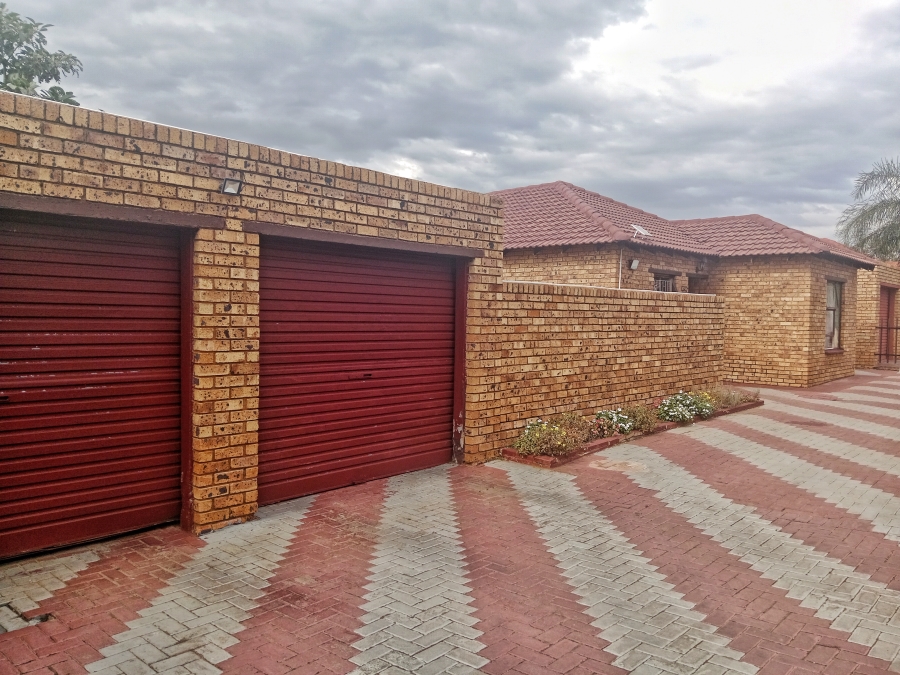 To Let 3 Bedroom Property for Rent in Karenpark Gauteng