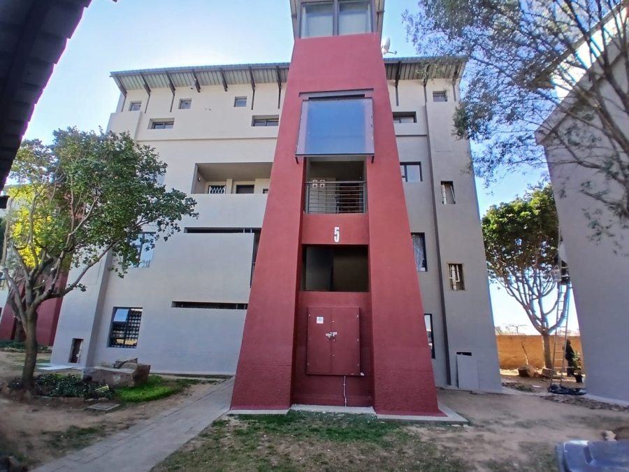1 Bedroom Property for Sale in Rooihuiskraal North Gauteng