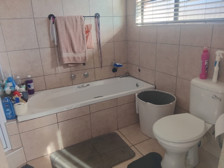 To Let 3 Bedroom Property for Rent in Strubenvale Gauteng