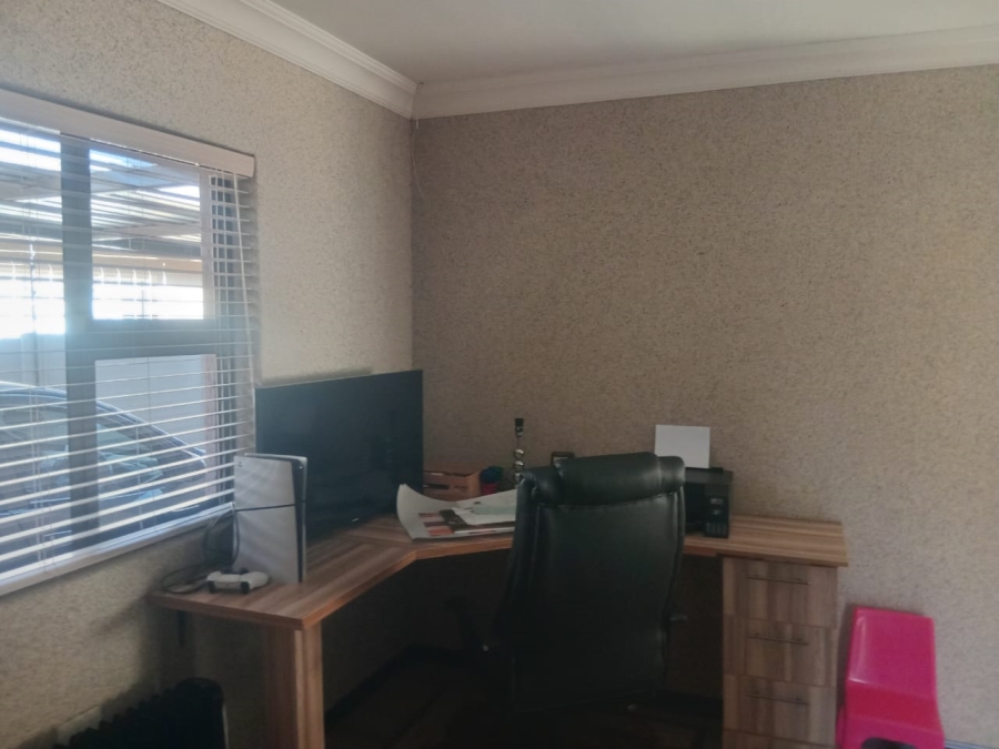 To Let 3 Bedroom Property for Rent in Strubenvale Gauteng