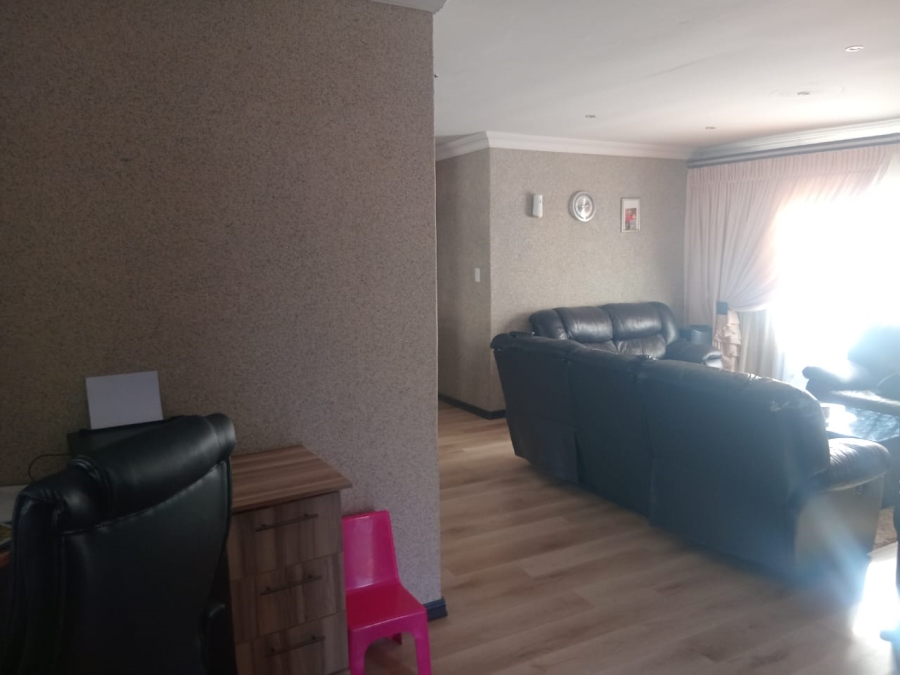 To Let 3 Bedroom Property for Rent in Strubenvale Gauteng