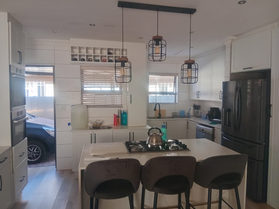 To Let 3 Bedroom Property for Rent in Strubenvale Gauteng