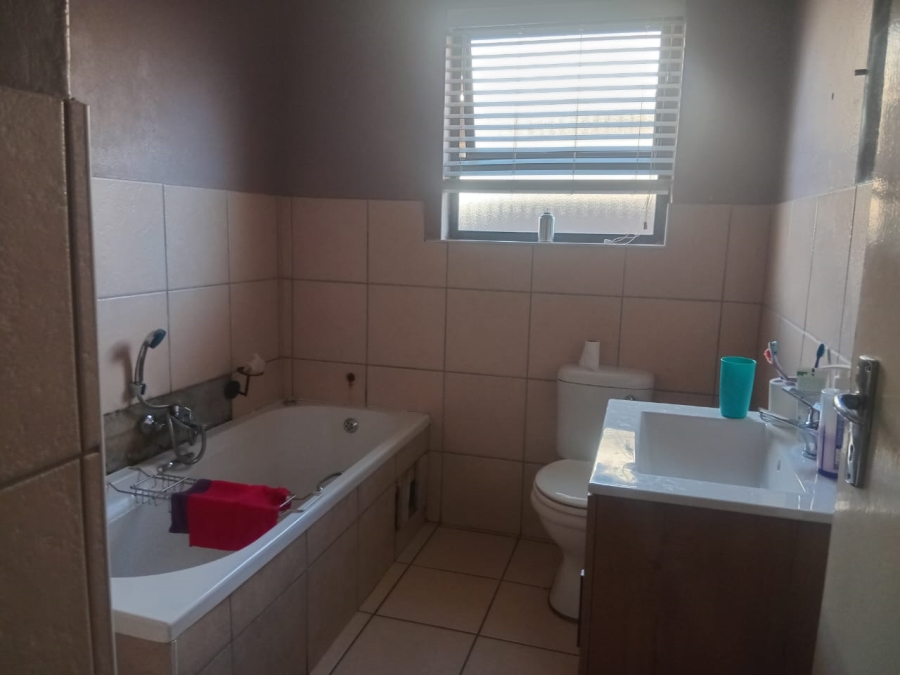 To Let 3 Bedroom Property for Rent in Strubenvale Gauteng