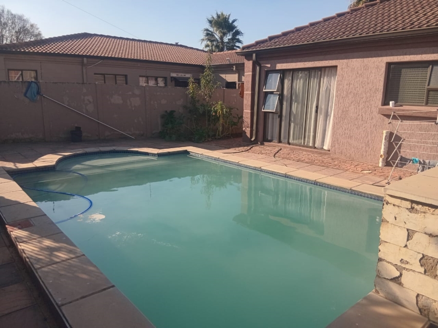 To Let 3 Bedroom Property for Rent in Strubenvale Gauteng