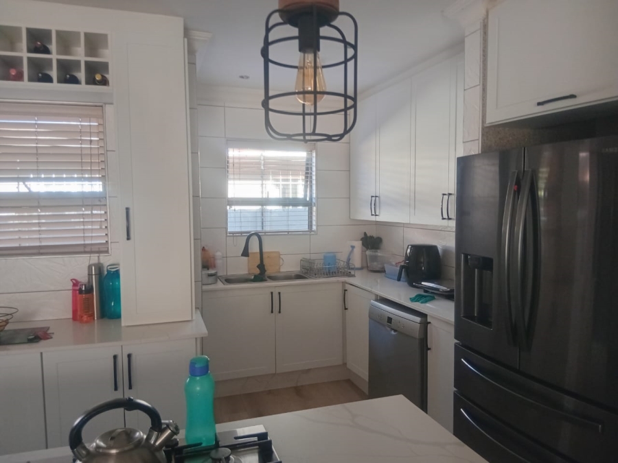 To Let 3 Bedroom Property for Rent in Strubenvale Gauteng