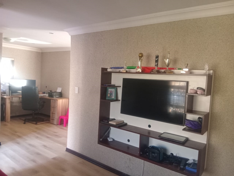 To Let 3 Bedroom Property for Rent in Strubenvale Gauteng
