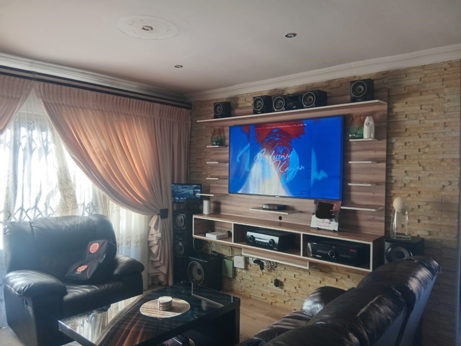 To Let 3 Bedroom Property for Rent in Strubenvale Gauteng