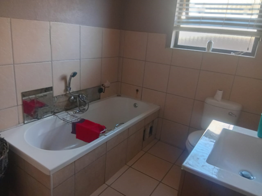 To Let 3 Bedroom Property for Rent in Strubenvale Gauteng