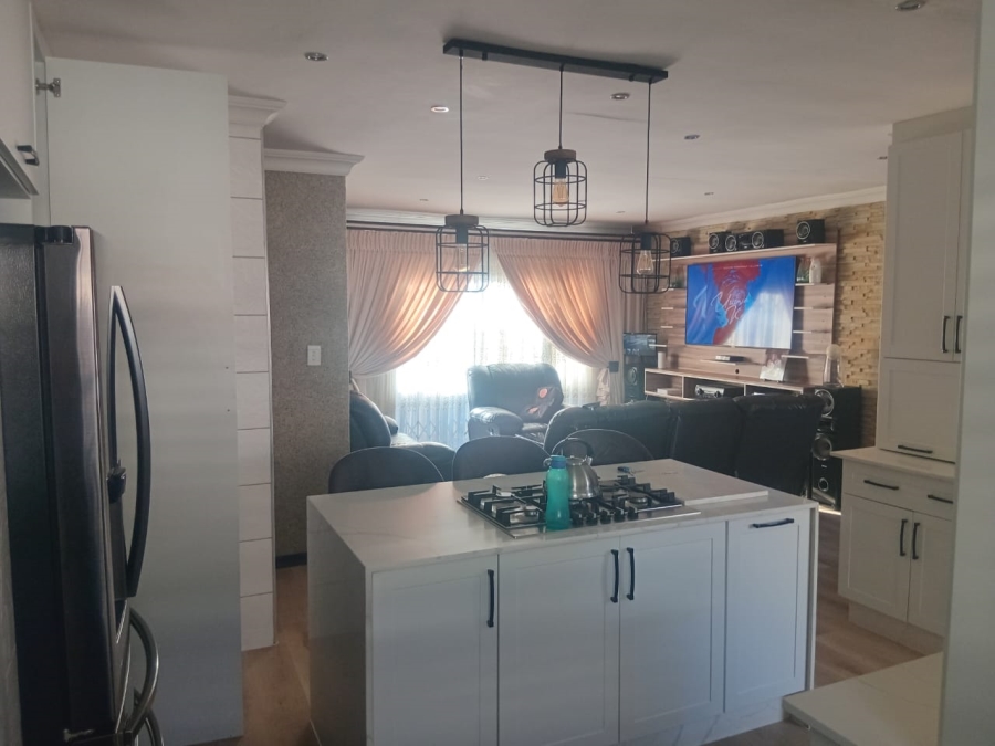 To Let 3 Bedroom Property for Rent in Strubenvale Gauteng