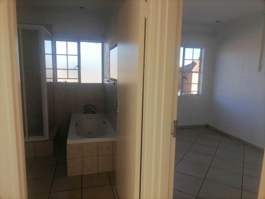 To Let 2 Bedroom Property for Rent in Kenleaf Gauteng