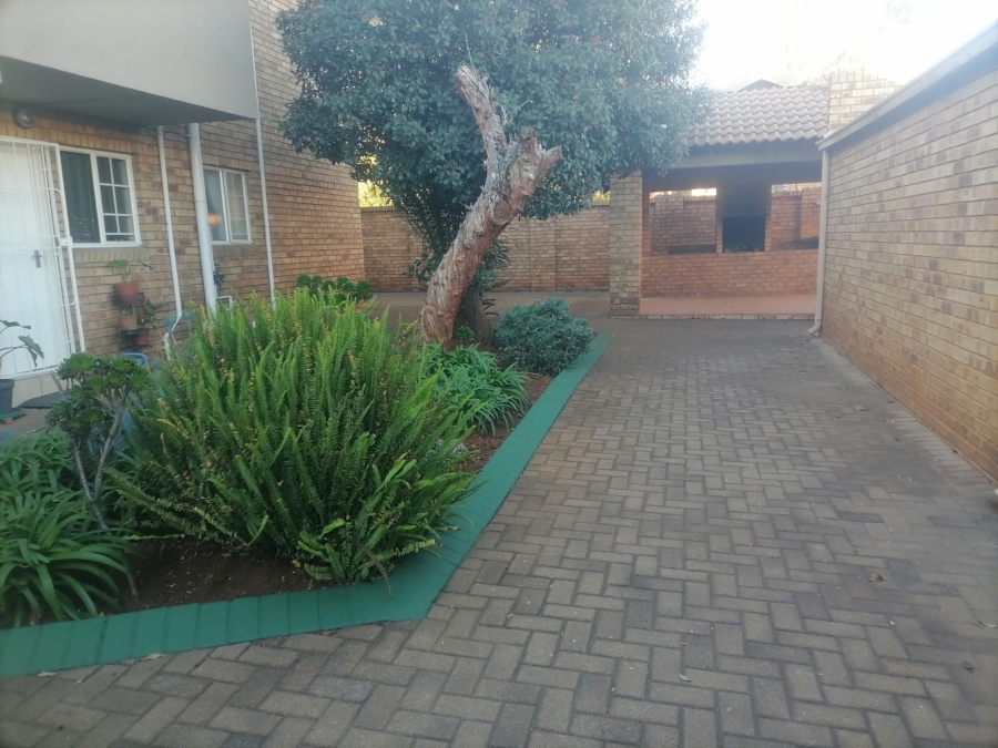 To Let 2 Bedroom Property for Rent in Kenleaf Gauteng