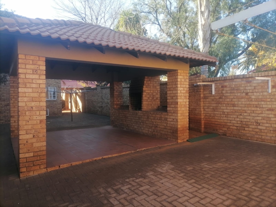 To Let 2 Bedroom Property for Rent in Kenleaf Gauteng