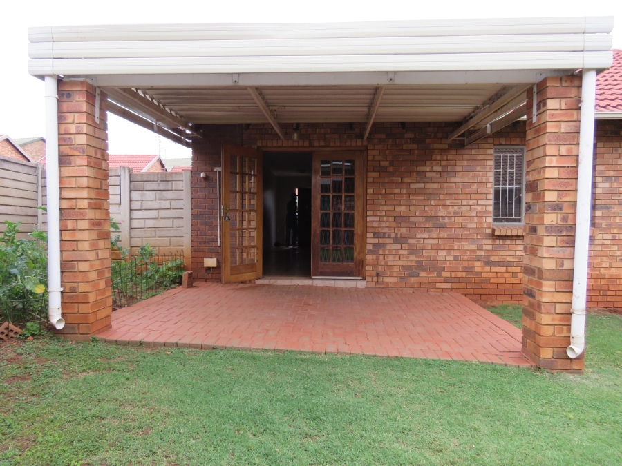 3 Bedroom Property for Sale in Die Hoewes Gauteng