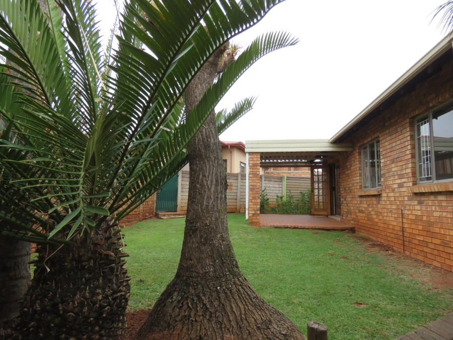 3 Bedroom Property for Sale in Die Hoewes Gauteng