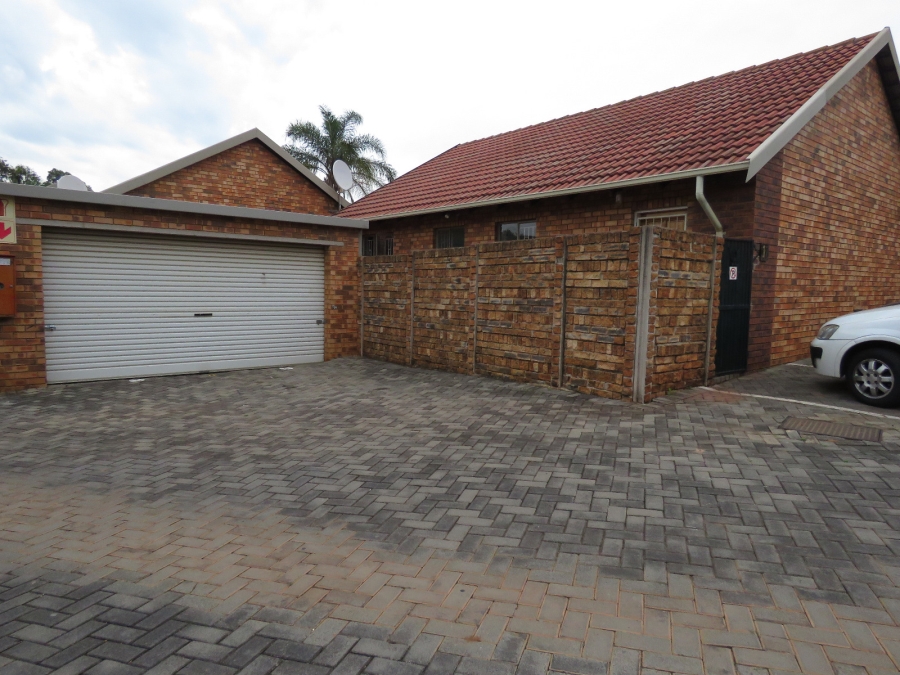 3 Bedroom Property for Sale in Die Hoewes Gauteng