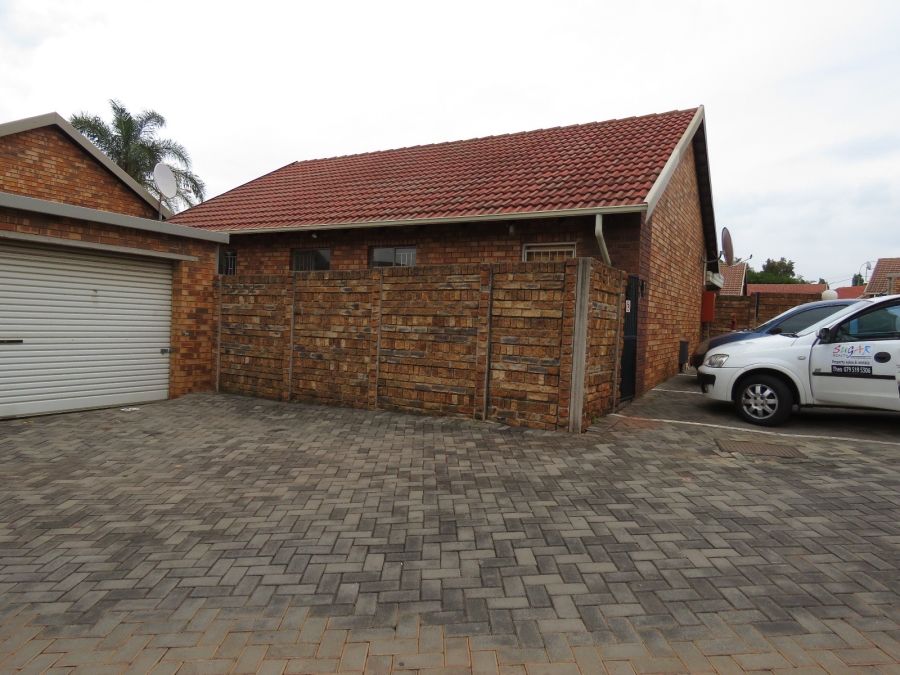 3 Bedroom Property for Sale in Die Hoewes Gauteng