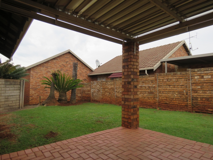 3 Bedroom Property for Sale in Die Hoewes Gauteng
