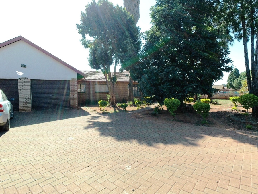 5 Bedroom Property for Sale in The Orchards Gauteng