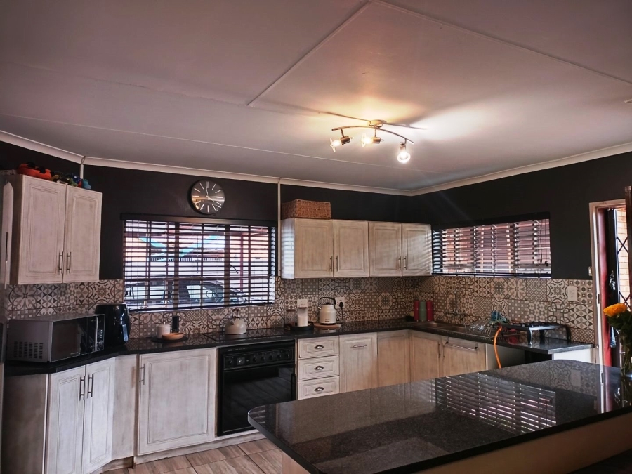 3 Bedroom Property for Sale in Dorandia Gauteng