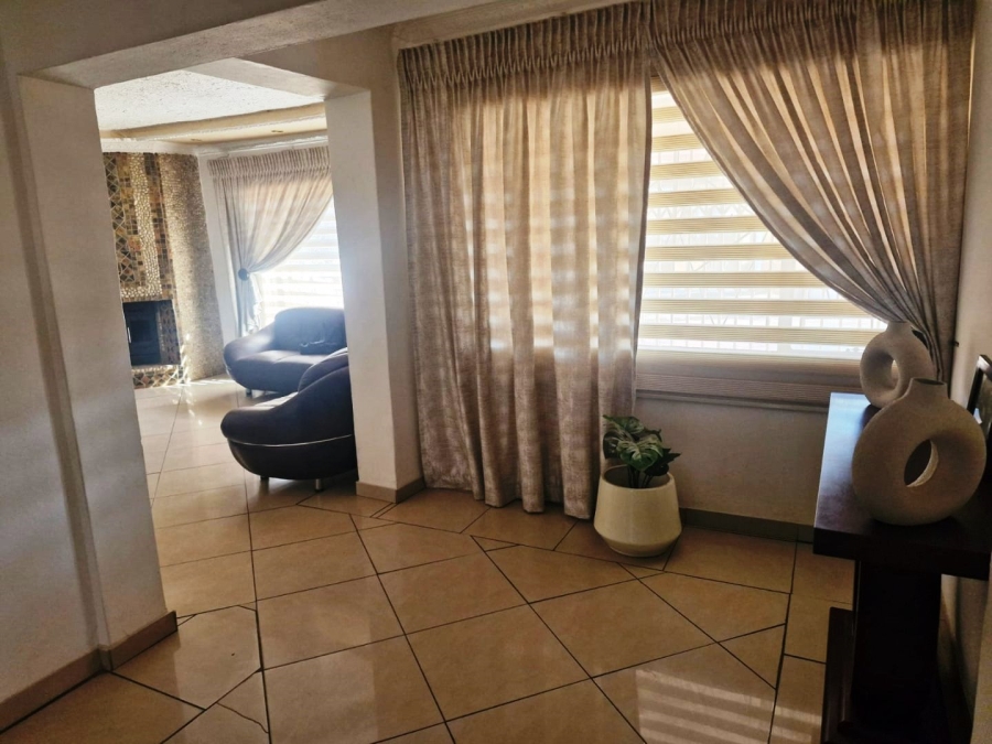 5 Bedroom Property for Sale in The Orchards Gauteng