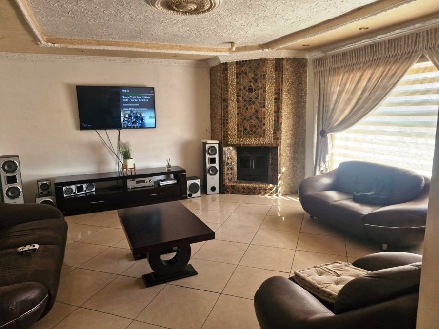 5 Bedroom Property for Sale in The Orchards Gauteng