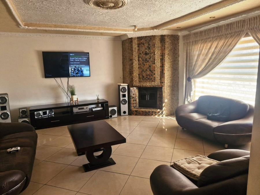 5 Bedroom Property for Sale in The Orchards Gauteng