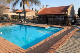 2 Bedroom Property for Sale in Die Hoewes Gauteng