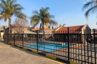 2 Bedroom Property for Sale in Die Hoewes Gauteng