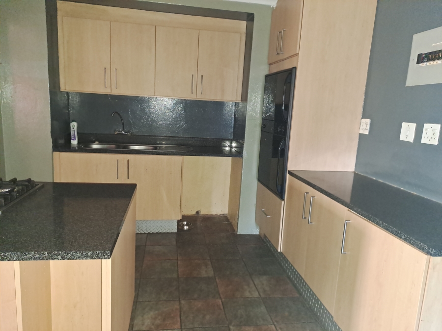 5 Bedroom Property for Sale in Geduld Gauteng
